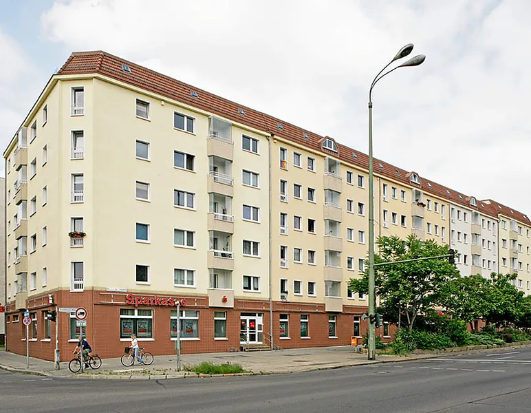 unrenovierte 3-Zimmer-Wohnung, Küche mit Fenster und Schiebtür zum Wohnzimmer -  WBS 160, 180,  220 — photo 1